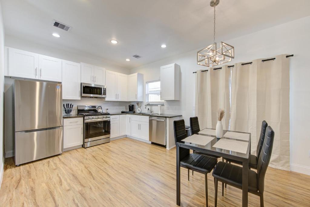 una cocina con armarios blancos y una mesa con sillas. en Townhome in Houston, en Houston