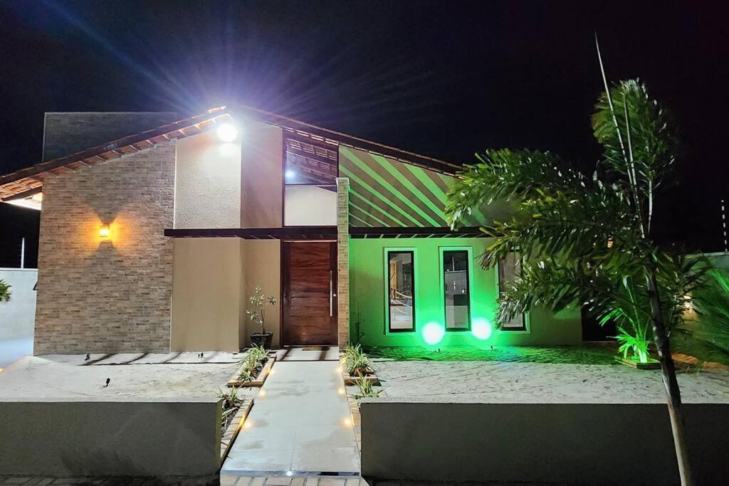 ein Haus mit grüner Beleuchtung in der Nacht in der Unterkunft Casa do Lago 