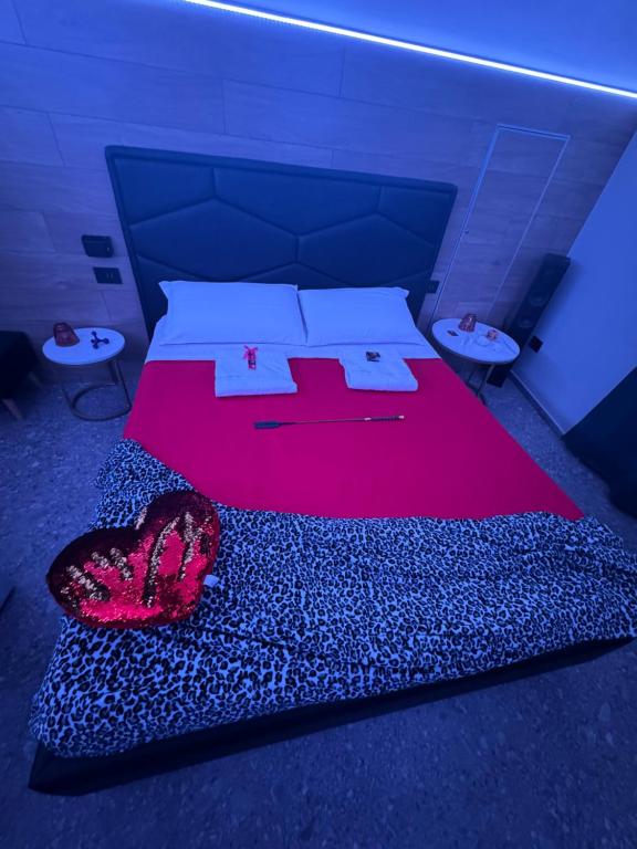 Łóżko lub łóżka w pokoju w obiekcie Rebel Suite love