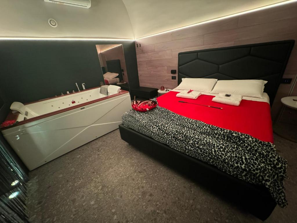 sypialnia z dużym łóżkiem i wanną w obiekcie Rebel Suite love w mieście Gravina in Puglia
