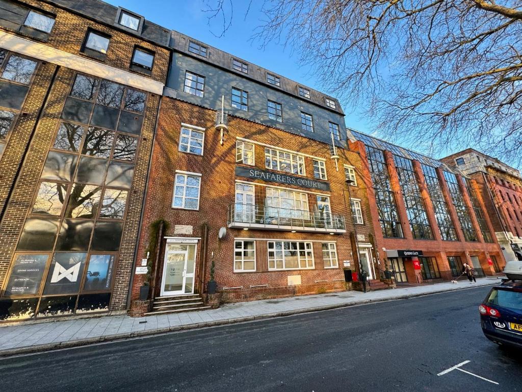 a large brick building on a city street at Seafarers Stays in Southampton