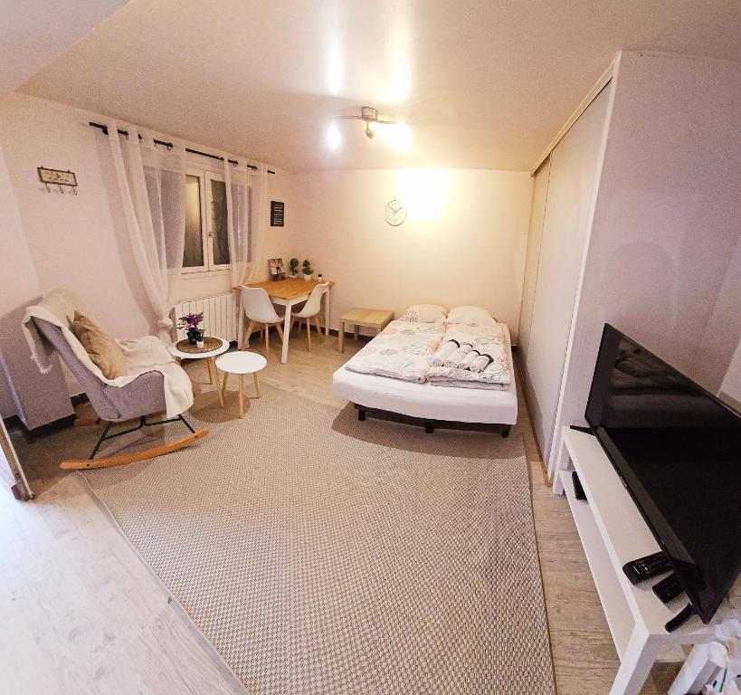 Un pat sau paturi într-o cameră la Appartement à proximité de la Gare du RER B Le Guichet ,Paris Saclay