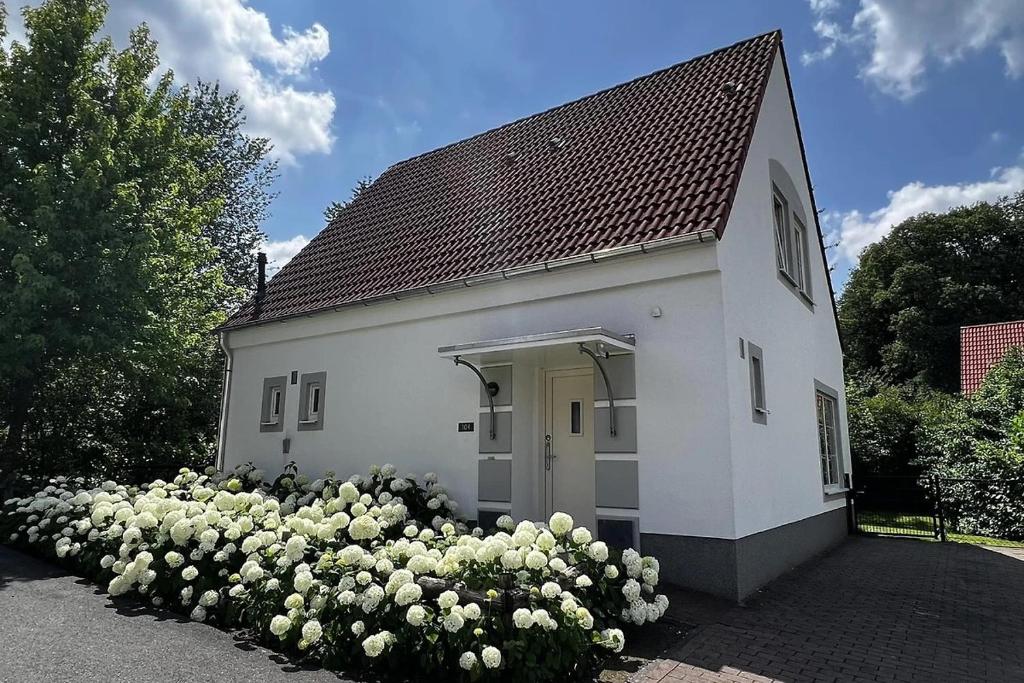 a white building with a bunch of flowers in front of it at Villa Mina in Bad Bentheim