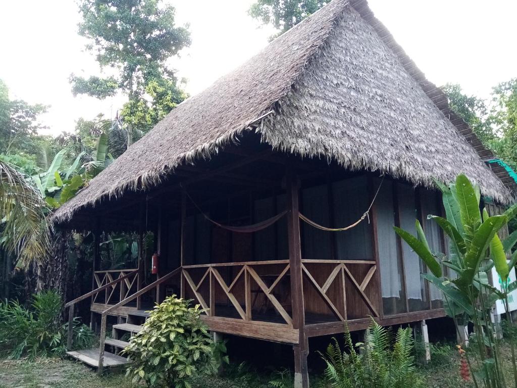 Cabaña pequeña con techo de paja en Inotawa Lodge, en Tambopata