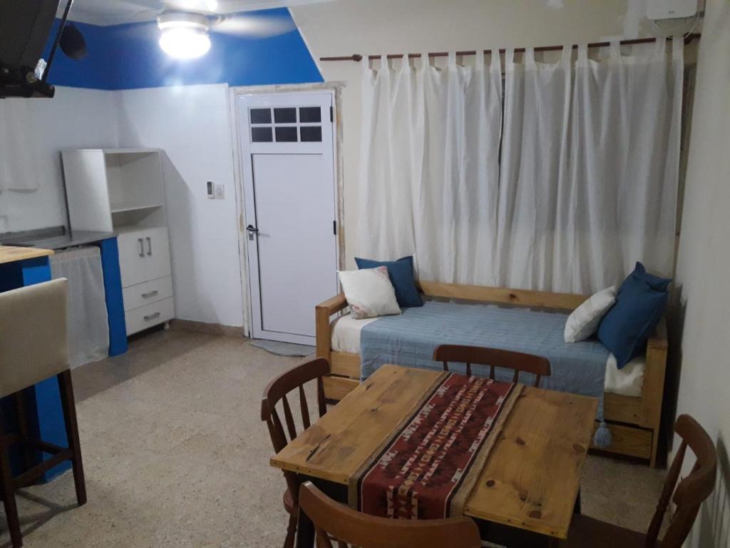 帕索德洛斯利布雷斯的住宿－Hospedaje Del Centro，小房间设有一张床、一张桌子和一张桌子及椅子