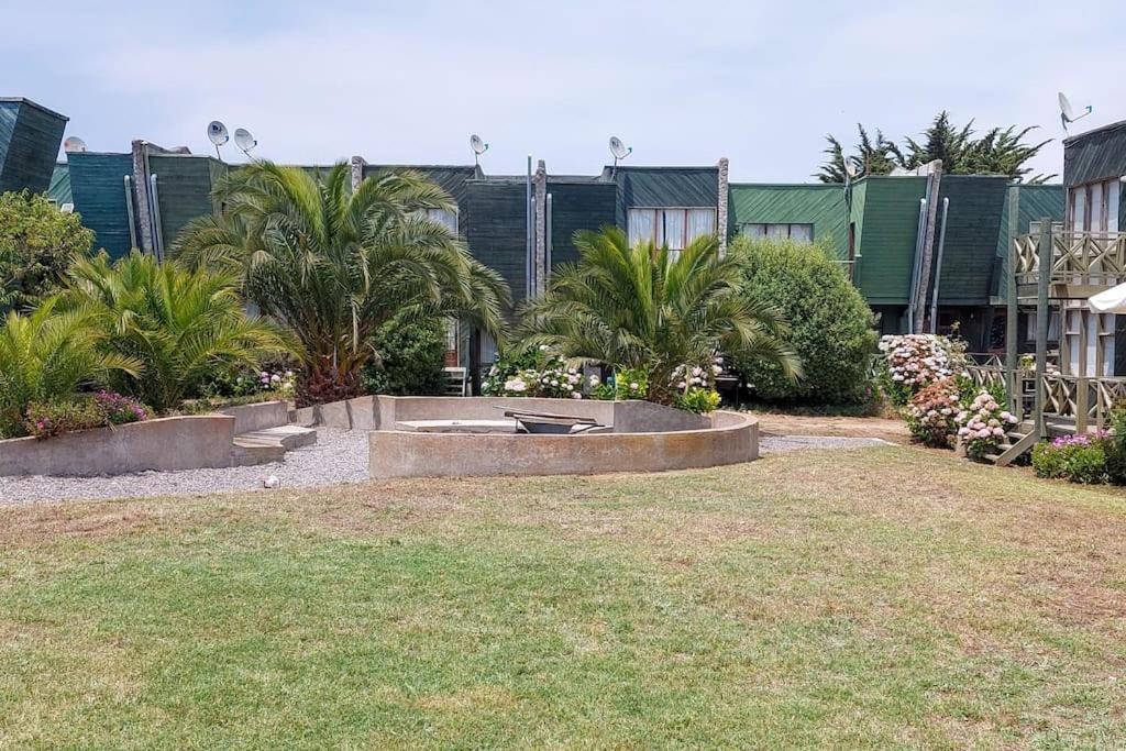 un parque con una fuente en medio de un patio en Home Loft Pichilemu, en Pichilemu