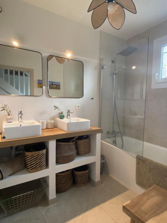 濱海皮里亞克的住宿－Maison familiale 8 personnes，一间带两个盥洗盆和淋浴的浴室