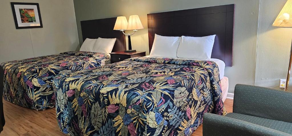una habitación de hotel con 2 camas en una habitación en Astoria Hotel West en Danville