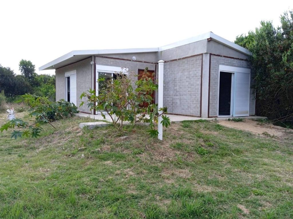 Manantiales的住宿－Casa en la Bota, Manantiales，草场顶上的一个小房子