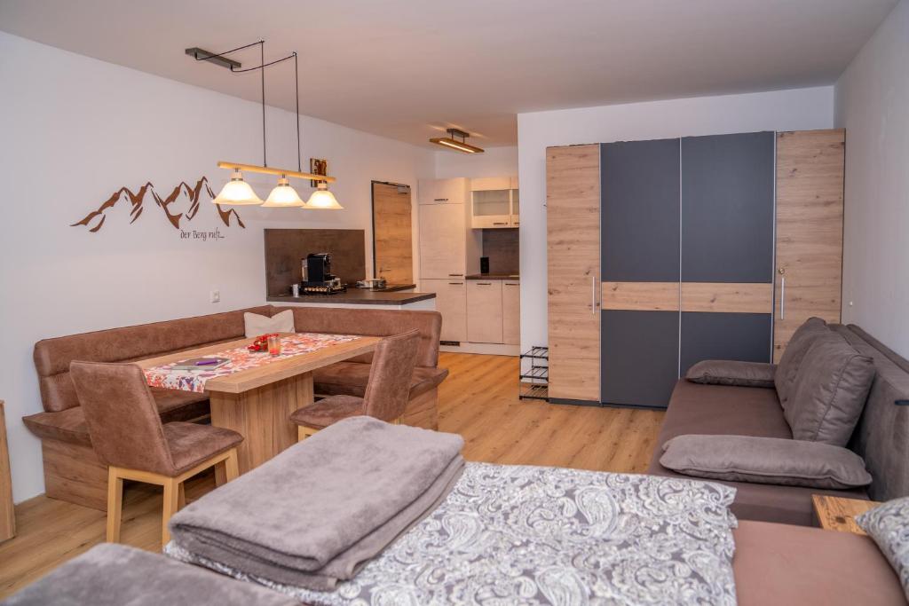 ein Wohnzimmer mit einem Sofa und einem Tisch in der Unterkunft MountainLOVE in Strobl