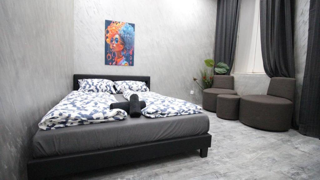 um quarto com uma cama e um quadro na parede em Family Studio in AKH Area em Viena