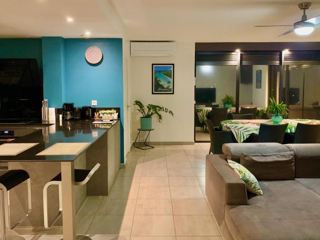 TV a/nebo společenská místnost v ubytování Kaili Ocean view luxury 2BR AC throughout Fiber Wifi & Pool