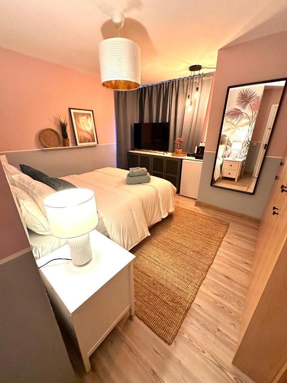 Postel nebo postele na pokoji v ubytování Blush Jungle - Homestay