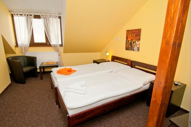 Postel nebo postele na pokoji v ubytování Hotel U Zlatého býka