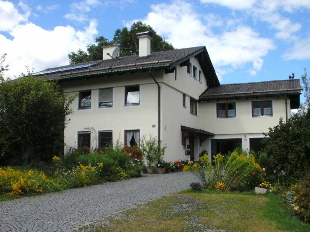 ein großes weißes Haus mit Auffahrt in der Unterkunft Haus Aigner in Piding