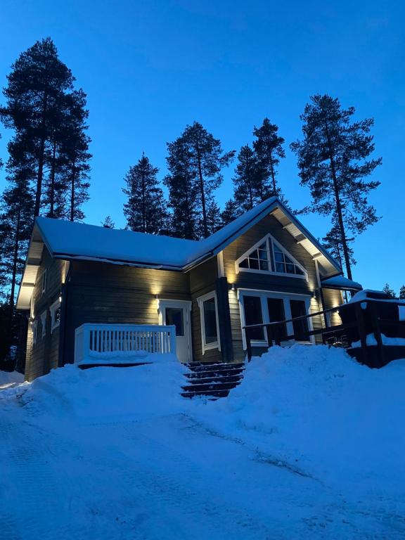 Una casa en la nieve por la noche en Villa Sappee en Sappee