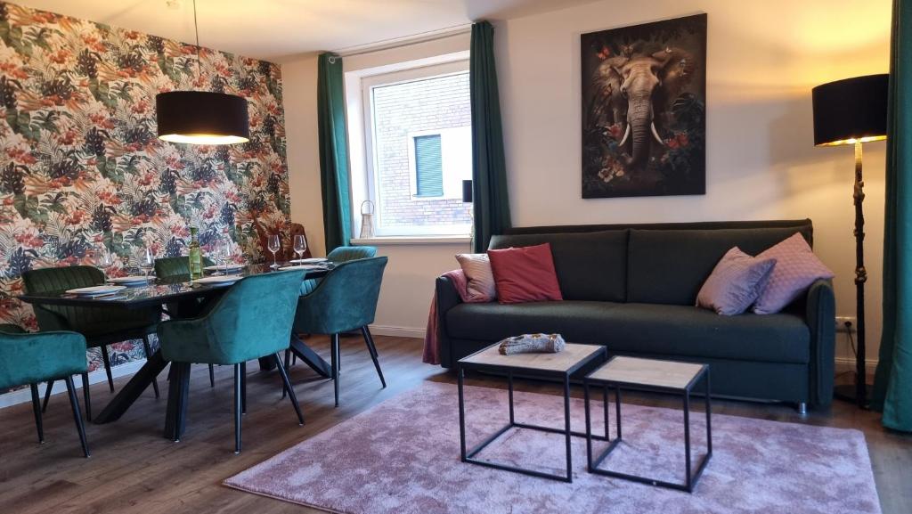 a living room with a couch and a table at ARCHIPEL - Balkon - nahe Hamburg - Lounge - Smart TV - Parking in Geesthacht