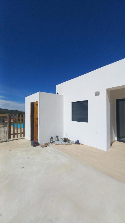 a white building with a door on the side of it at Quinta das Reveladas in Marvão