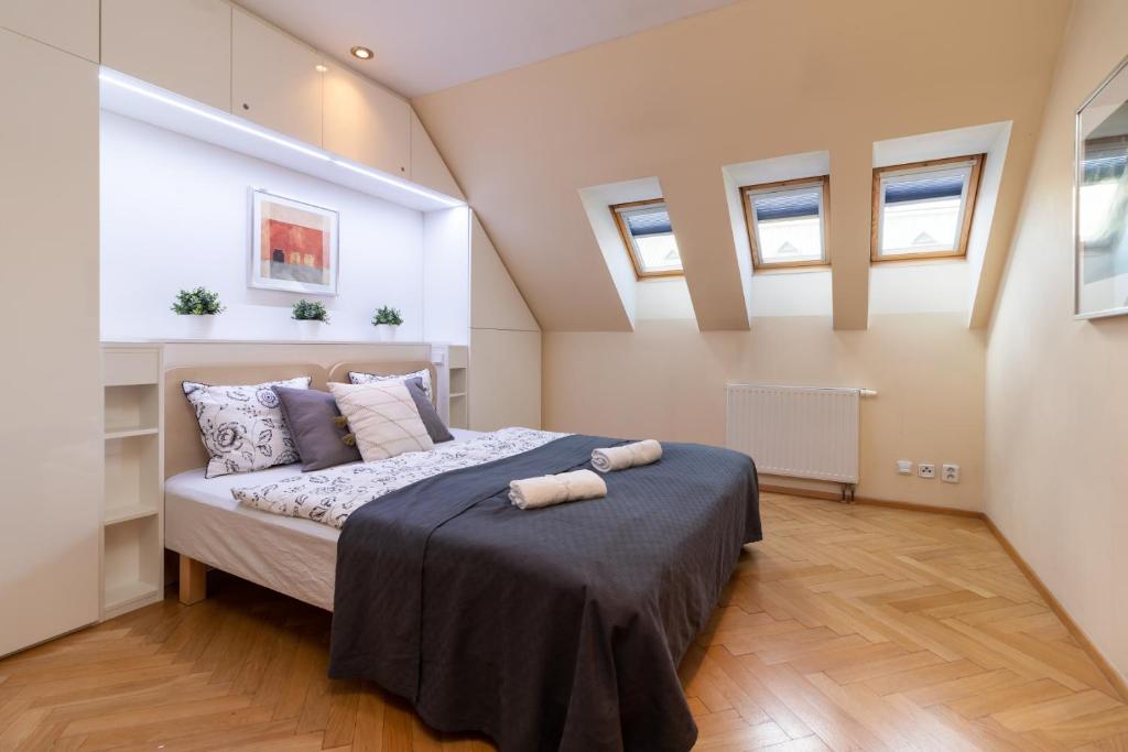 um quarto com uma cama com duas toalhas em Prague Duplex 2BR Apart w. AC in New Town em Praga