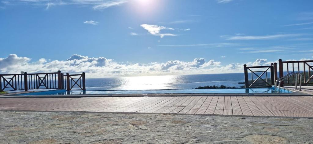 Rodrigues Island的住宿－Le Marin, Rodrigues Island，一座以海洋为背景的游泳池