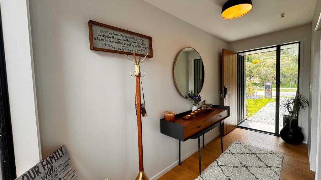 baño con lavabo y espejo en la pared en Spacious and Luxurious Family Home, en Queenstown