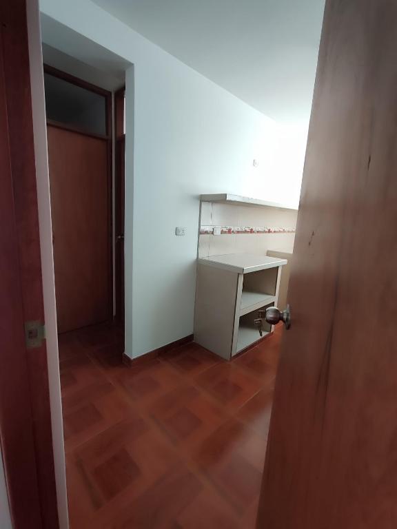 ein leeres Zimmer mit einem Schreibtisch und einer Tür in der Unterkunft Mini departamentos in Camaná