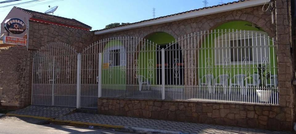 a fence on the side of a building at Pousada Estrela de Davi in Aparecida