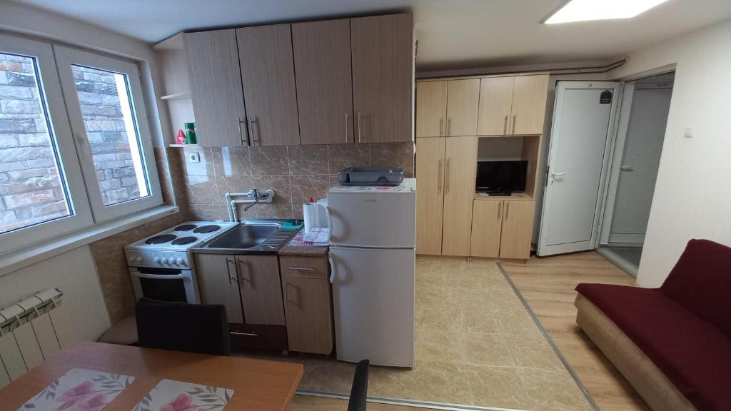Kuhinja ili čajna kuhinja u objektu Kopaonik Apartman Aleksandar
