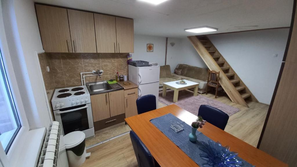 Kuhinja ili čajna kuhinja u objektu Kopaonik Apartman Aleksandar