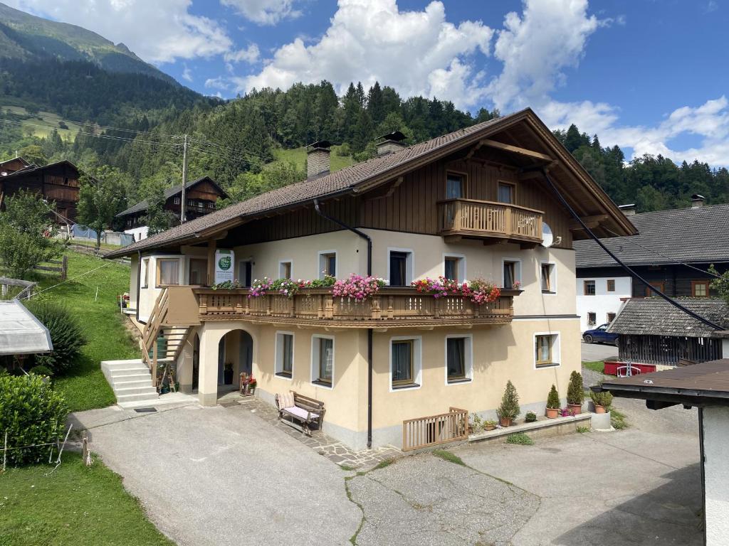 ein Gebäude mit einem Balkon mit Blumen darauf in der Unterkunft Klein, fein und dein - Stofbauer in Tressdorf