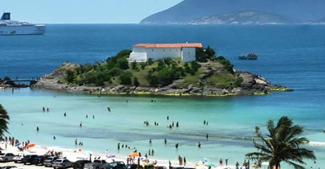 un groupe de personnes dans l'eau sur une plage dans l'établissement Apt maravilhoso perto das praias!!, à Cabo Frio