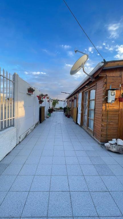 einen Gang neben einem Gebäude mit einem Dach in der Unterkunft Casa marejada in Caldera