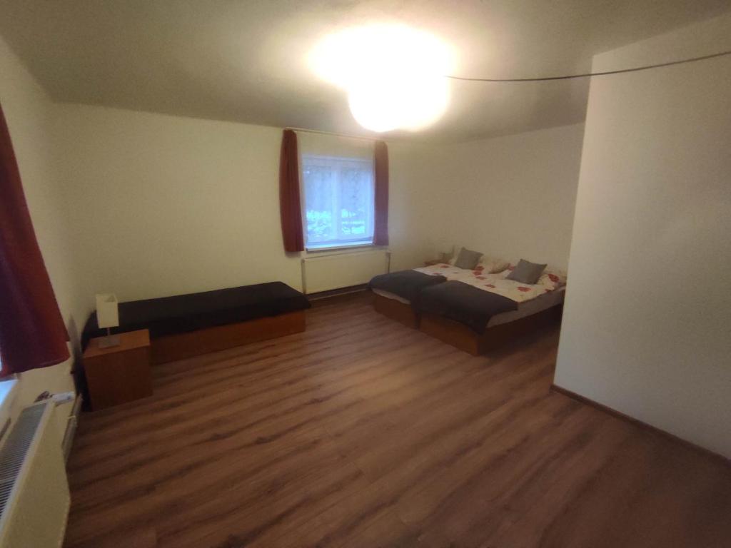 Zimmer mit 2 Betten und einem Fenster in der Unterkunft Penzion Smrekovica in Ružomberok