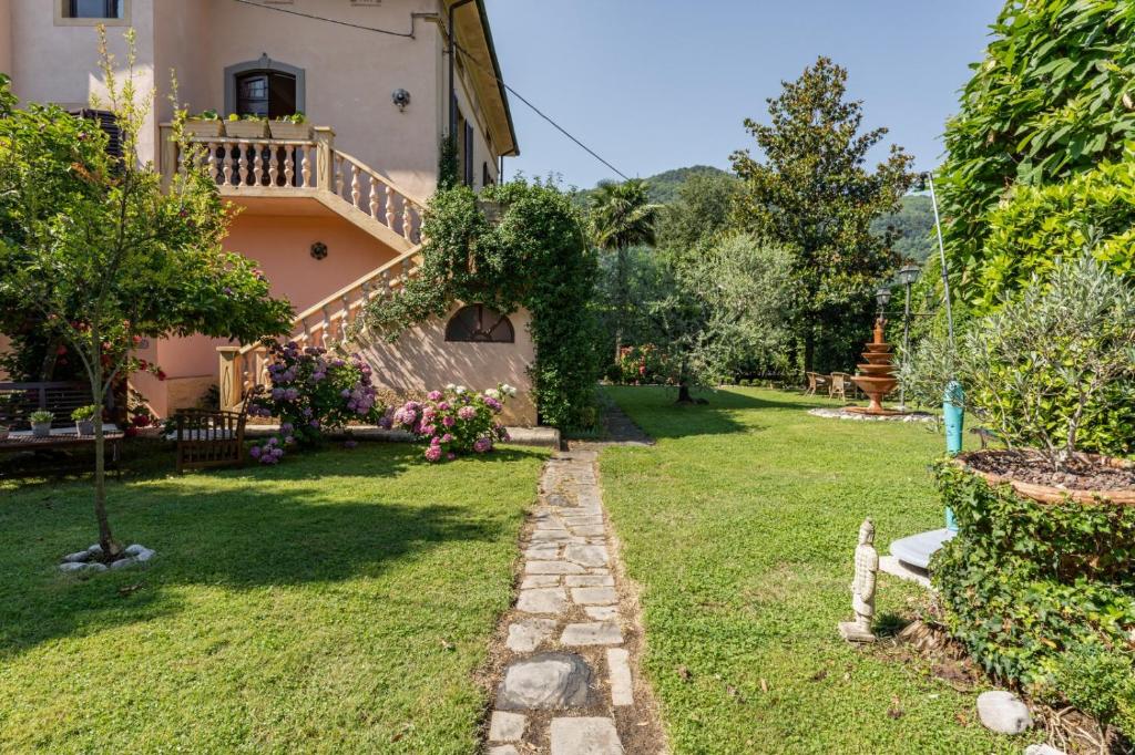 un jardin en face d'une maison dans l'établissement Appartamento in villa liberty, à Ghivizzano