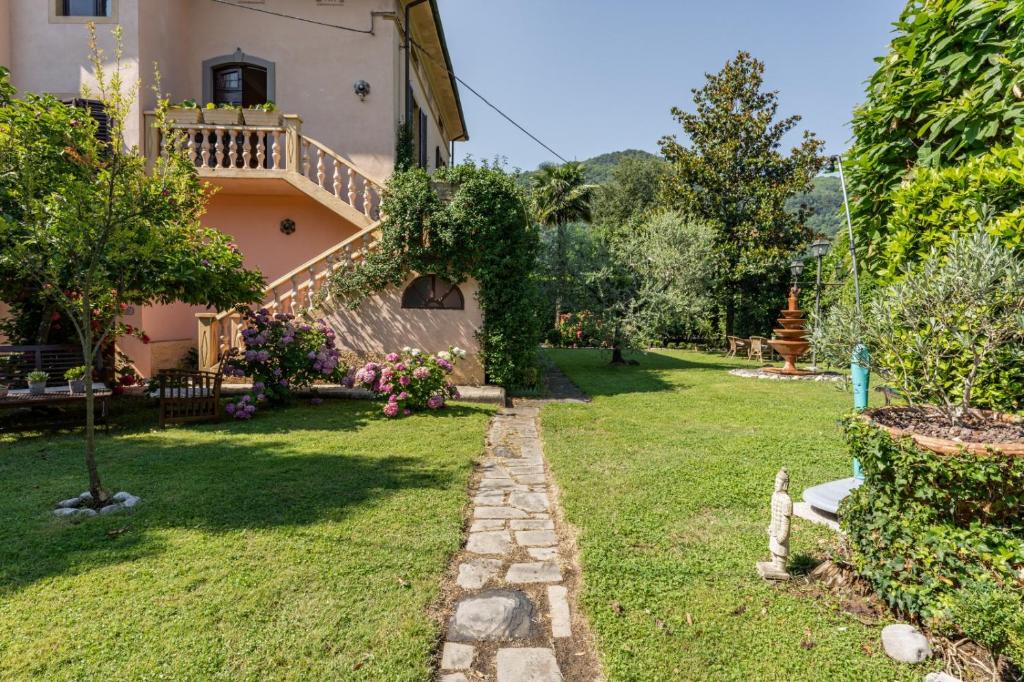 a garden in front of a house at Appartamento in villa liberty in Ghivizzano