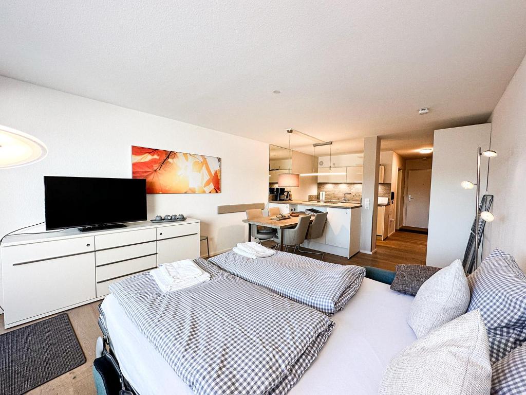 um quarto com uma cama e uma televisão num quarto em Lizzys Klause em Oberreute
