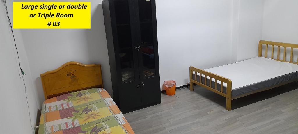 Postel nebo postele na pokoji v ubytování Rooms, shared apartment with a separate private entrance in Nasr City,Cairo,Egypt near the new Malaysian students building, the Abana, Al-Fajr Institute for teaching languages 15 min from Cairo International Airport, 25 min downtown and 40 min to pyramids