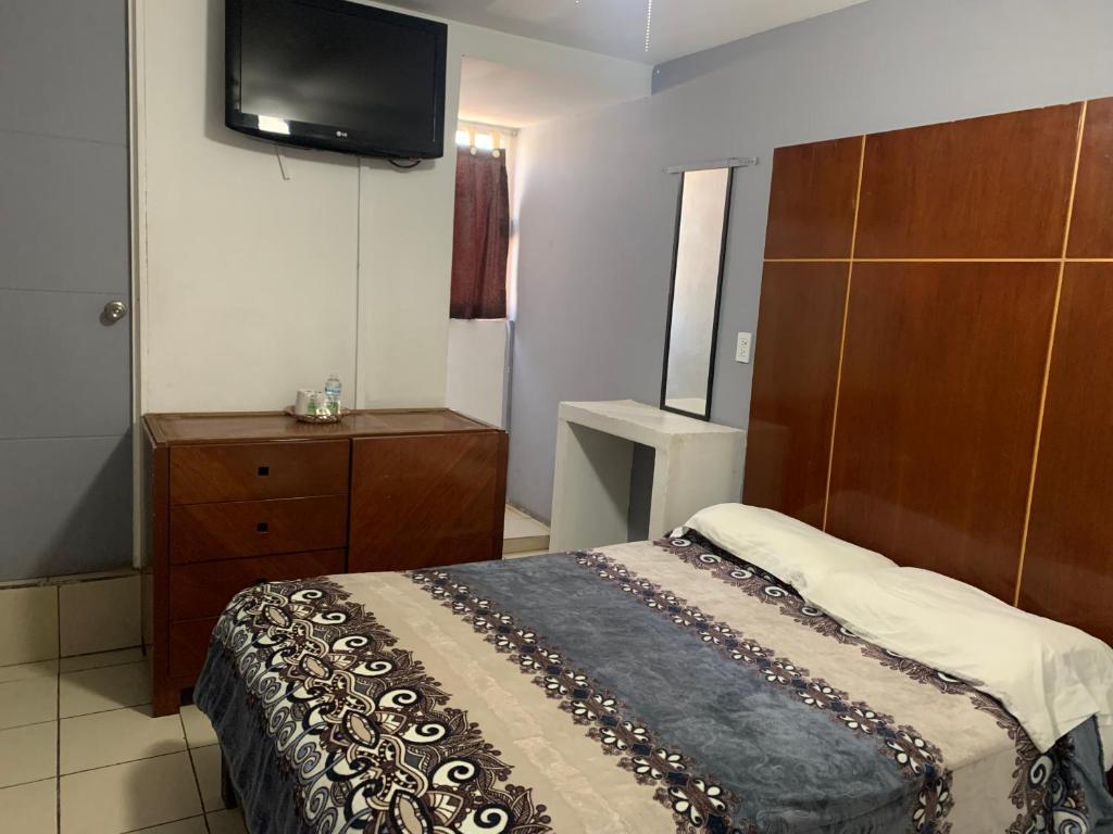 1 dormitorio con 1 cama y TV de pantalla plana en HOTEL PUERTO MEXICO 2 en Ciudad de México