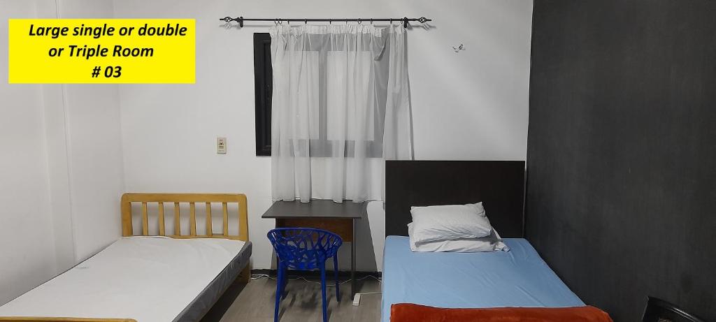 Postel nebo postele na pokoji v ubytování Rooms, shared apartment with a separate private entrance in Nasr City,Cairo,Egypt near the new Malaysian students building, the Abana, Al-Fajr Institute for teaching languages 15 min from Cairo International Airport, 25 min downtown and 40 min to pyramids