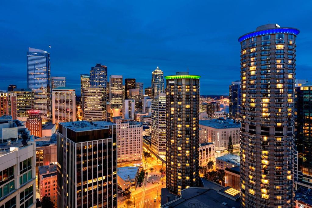 een skyline van de stad 's nachts met hoge gebouwen bij The Westin Seattle in Seattle