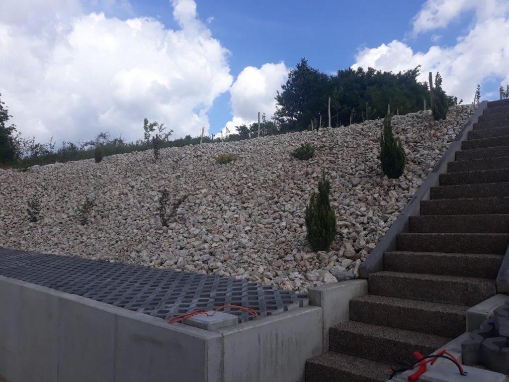 uma grande colina com escadas e plantas sobre ela em Vila Forino em Vogošća