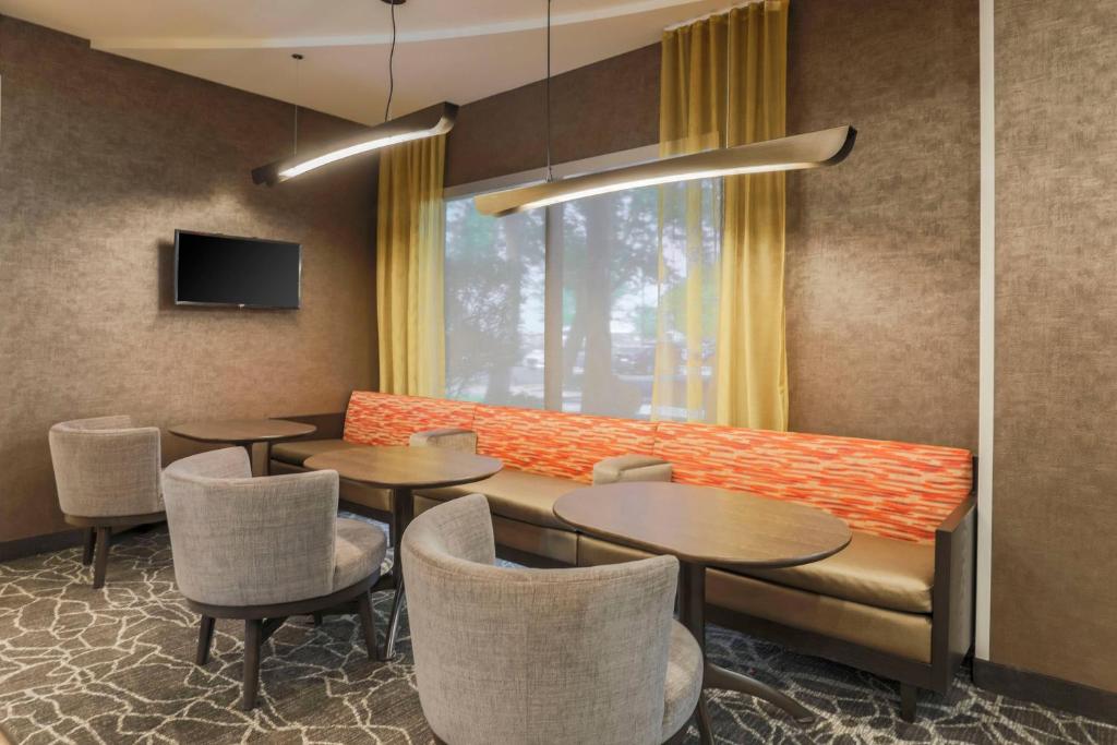TV a/nebo společenská místnost v ubytování SpringHill Suites by Marriott Yuma