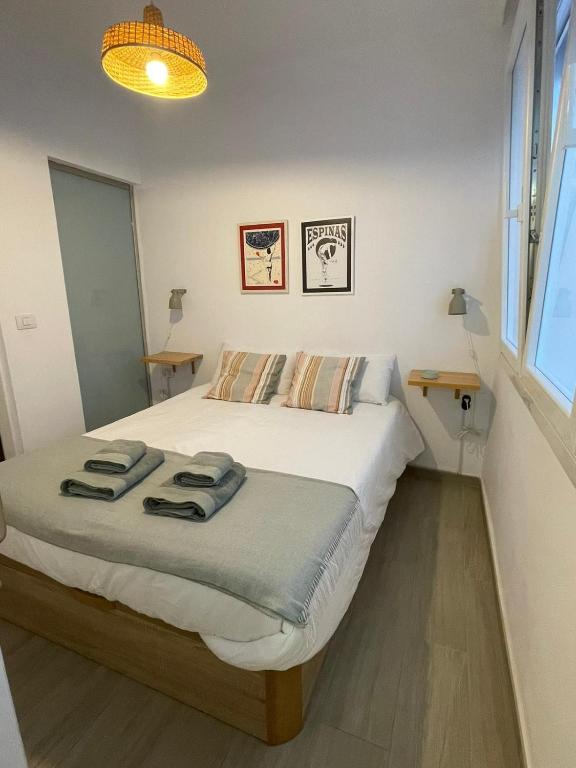 ein Schlafzimmer mit einem Bett mit Handtüchern darauf in der Unterkunft A Sunlit Haven, Home in Canarias in Las Palmas de Gran Canaria