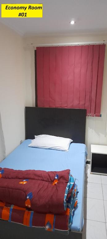Postel nebo postele na pokoji v ubytování Rooms, shared apartment with a separate private entrance in Nasr City,Cairo,Egypt near the new Malaysian students building, the Abana, Al-Fajr Institute for teaching languages 15 min from Cairo International Airport, 25 min downtown and 40 min to pyramids