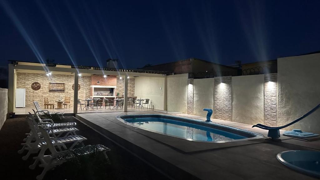 uma grande piscina numa casa à noite em Casa con piscina y barbacoa em Rivera