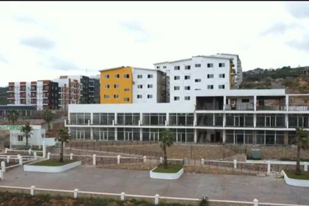 een gebouw met een parkeerplaats in een stad bij 2 bedrooms Apartment, Hillview of Accra in Kwabenyan