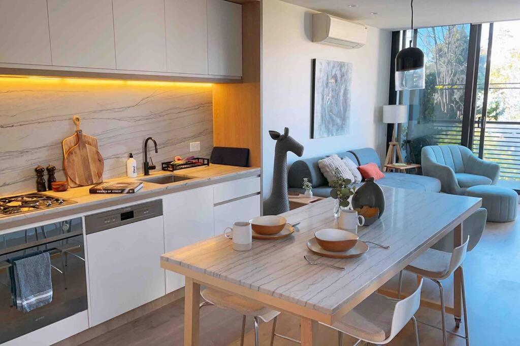 Η κουζίνα ή μικρή κουζίνα στο Award winning designer complex – Cantala