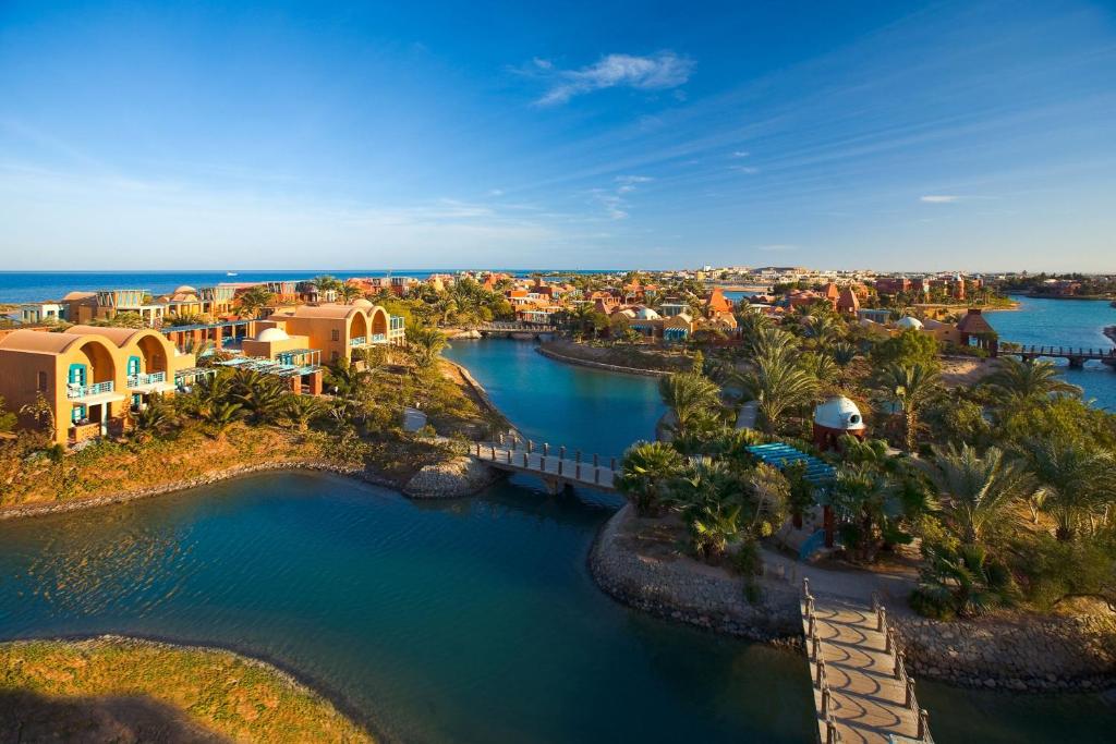 una vista aérea de un complejo situado junto a un cuerpo de agua en Sheraton Miramar Resort El Gouna, en Hurghada