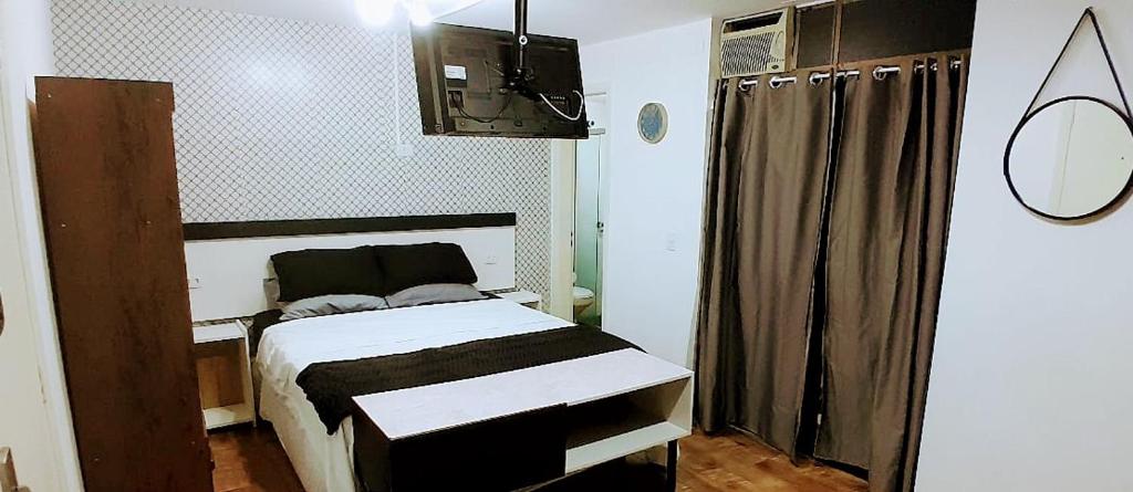 een slaapkamer met een bed in een kamer bij 01 Upper 109 in Curitiba