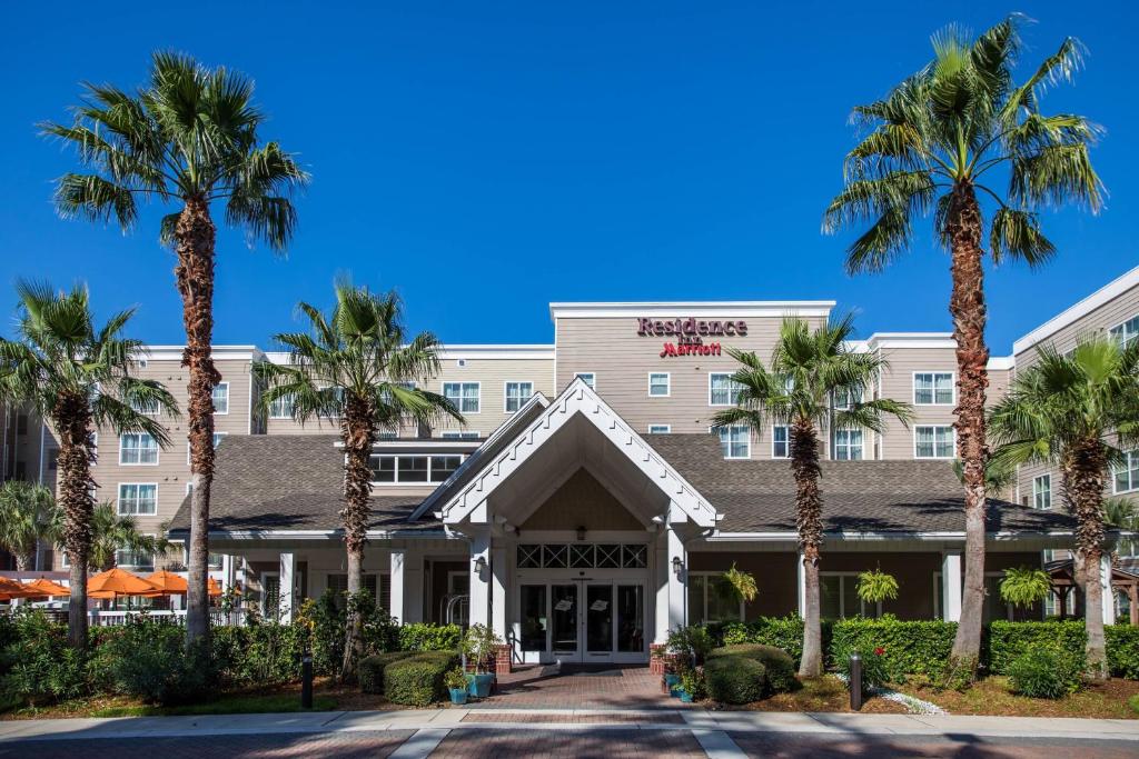 Un hotel con palmeras enfrente. en Residence Inn by Marriott Amelia Island, en Fernandina Beach